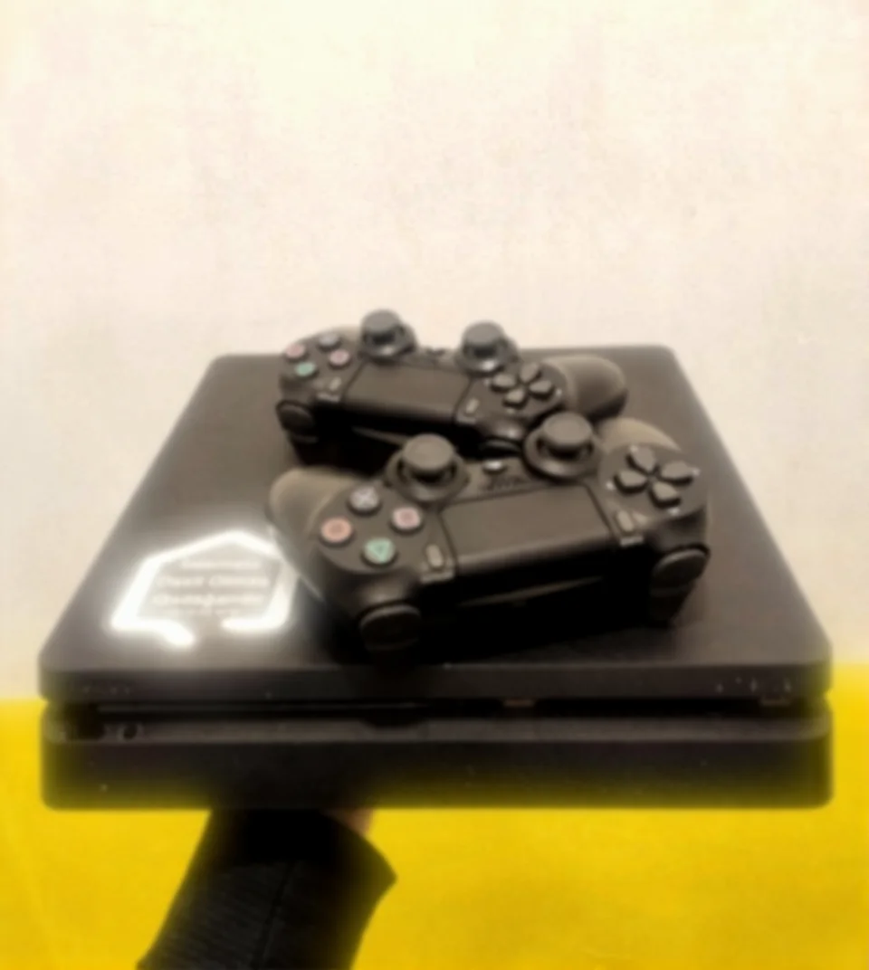 "PlayStation 4 Slim" icarəsi